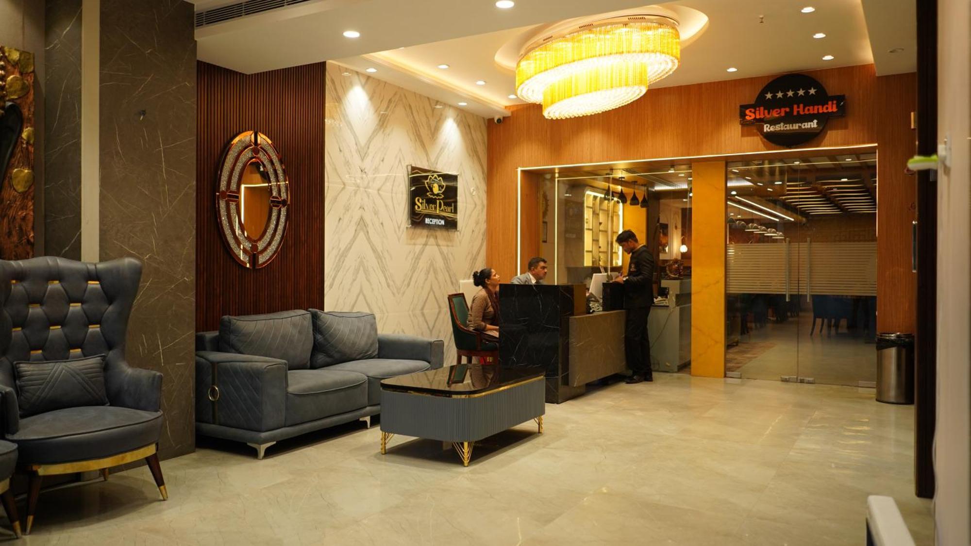 Alīgarh Hotel Silver Pearl מראה חיצוני תמונה