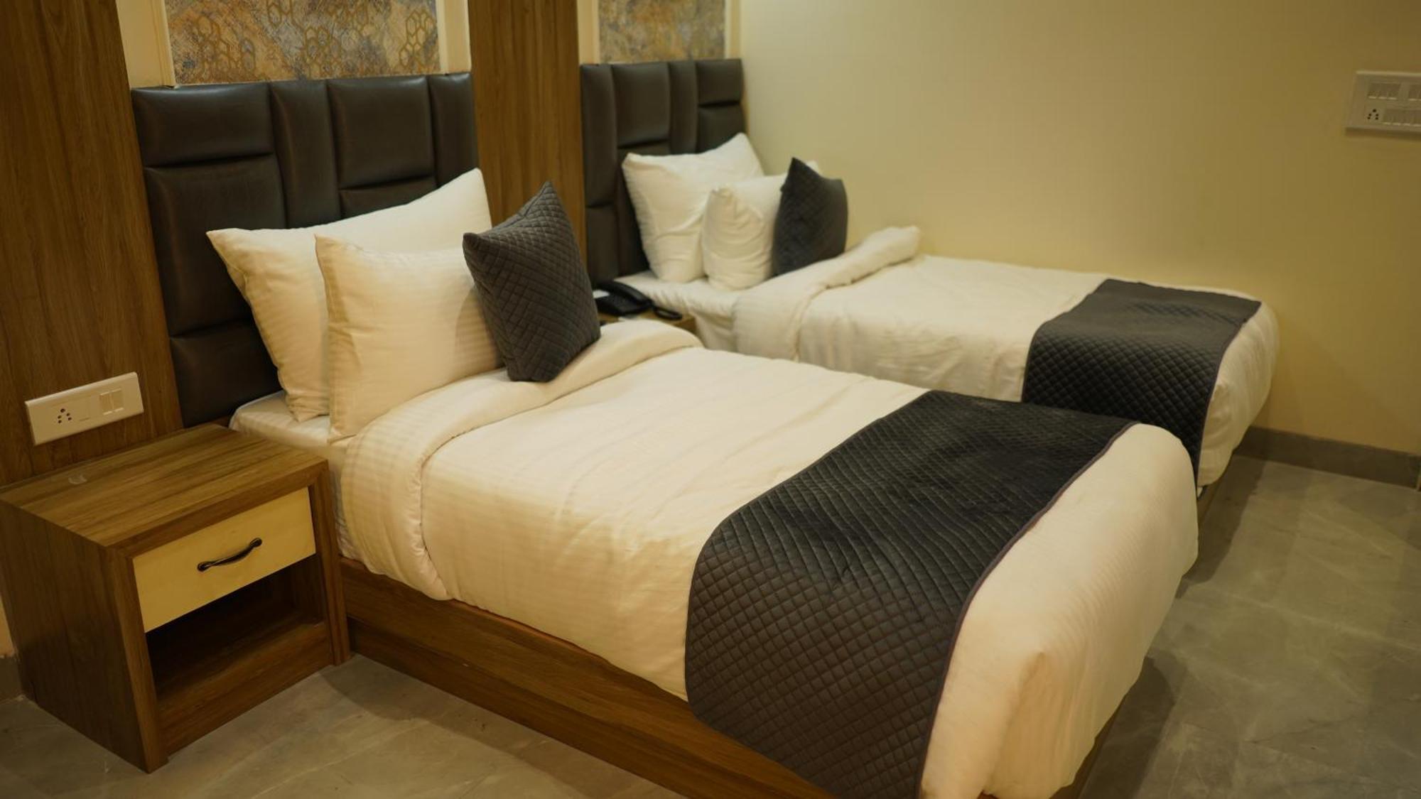 Alīgarh Hotel Silver Pearl מראה חיצוני תמונה