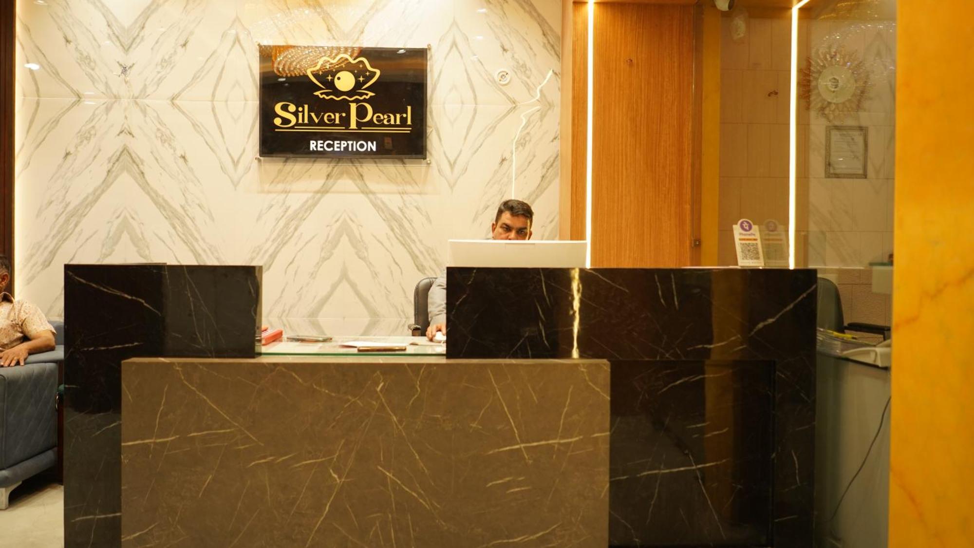 Alīgarh Hotel Silver Pearl מראה חיצוני תמונה