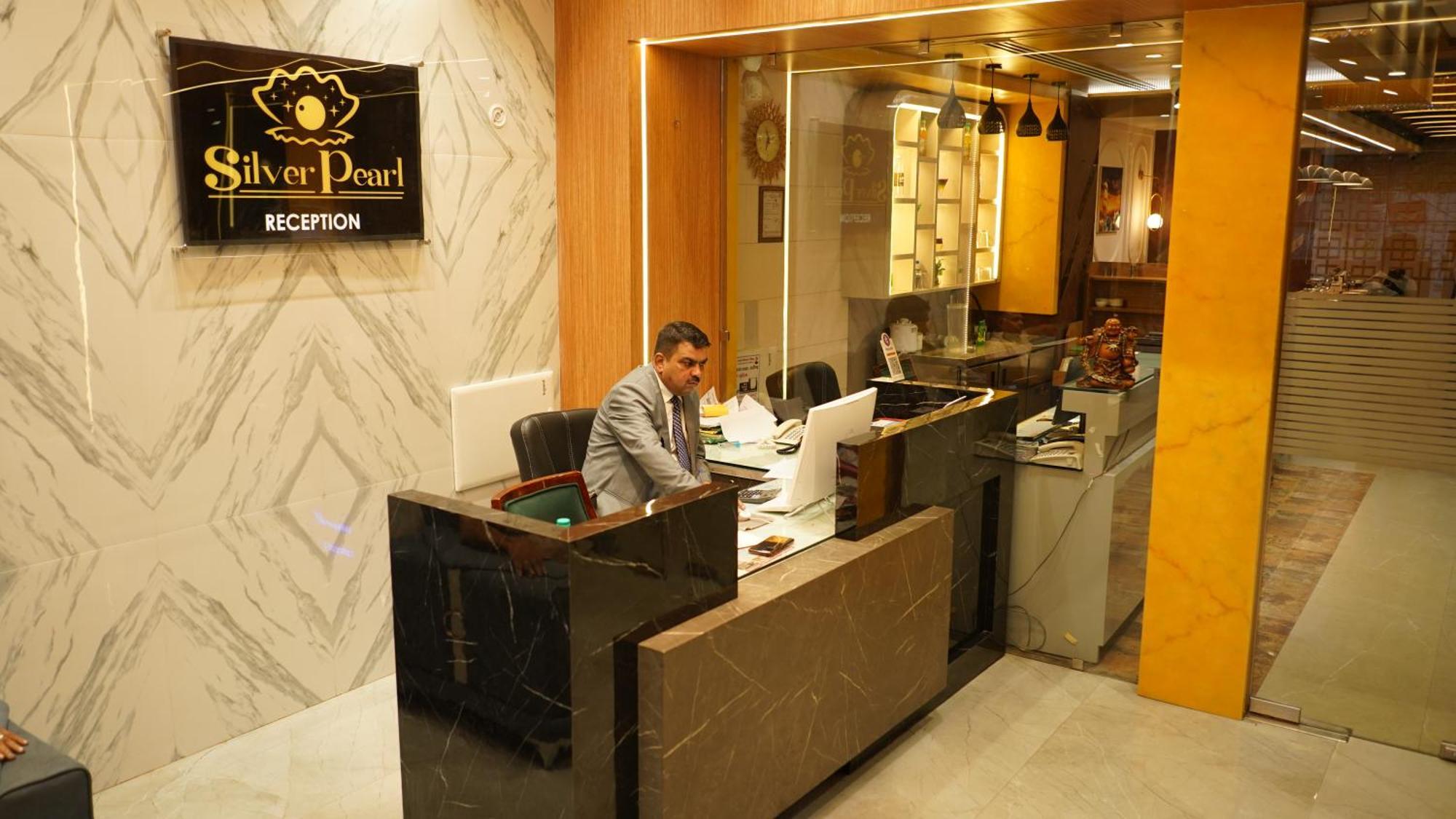 Alīgarh Hotel Silver Pearl מראה חיצוני תמונה