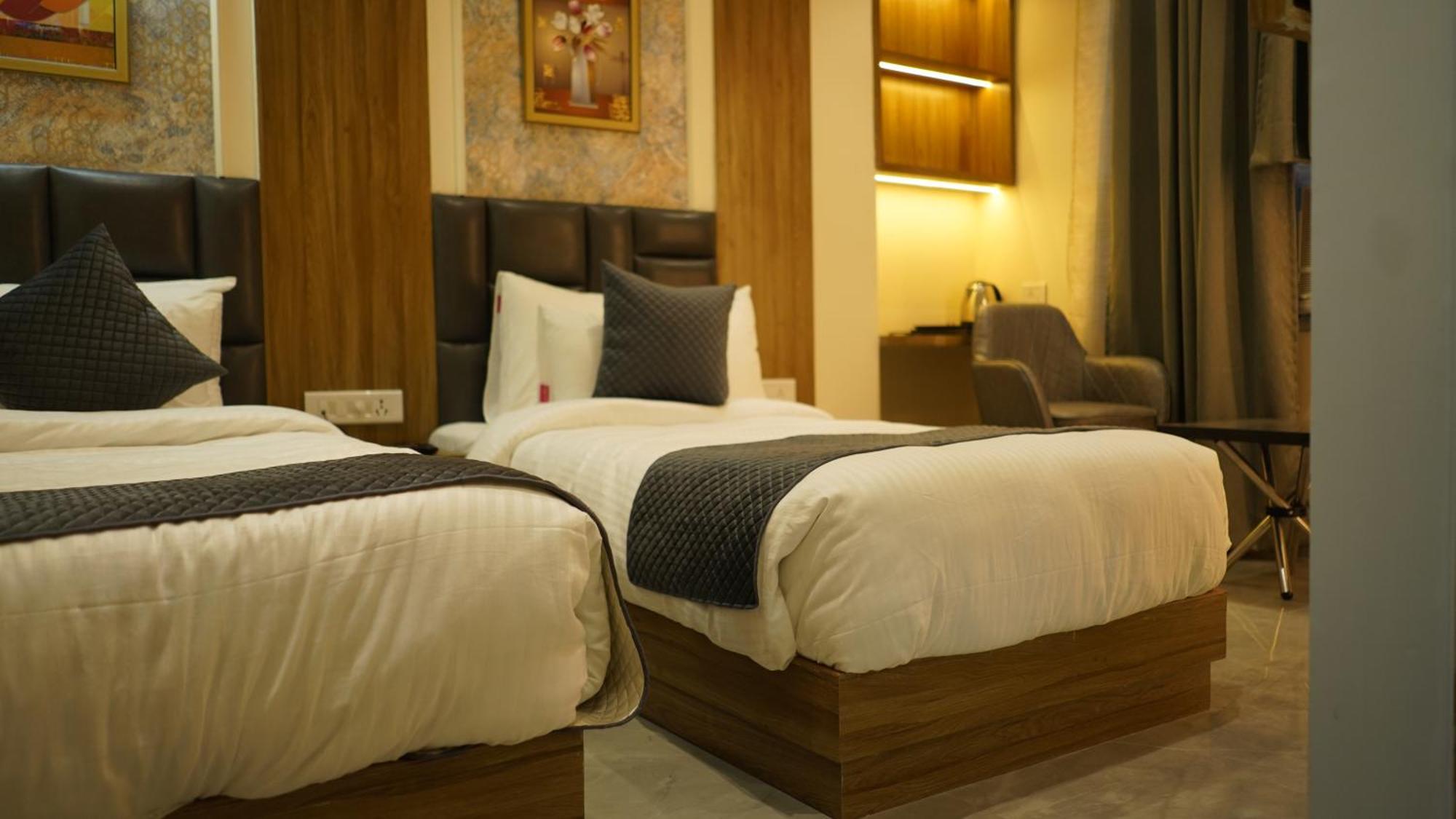 Alīgarh Hotel Silver Pearl מראה חיצוני תמונה