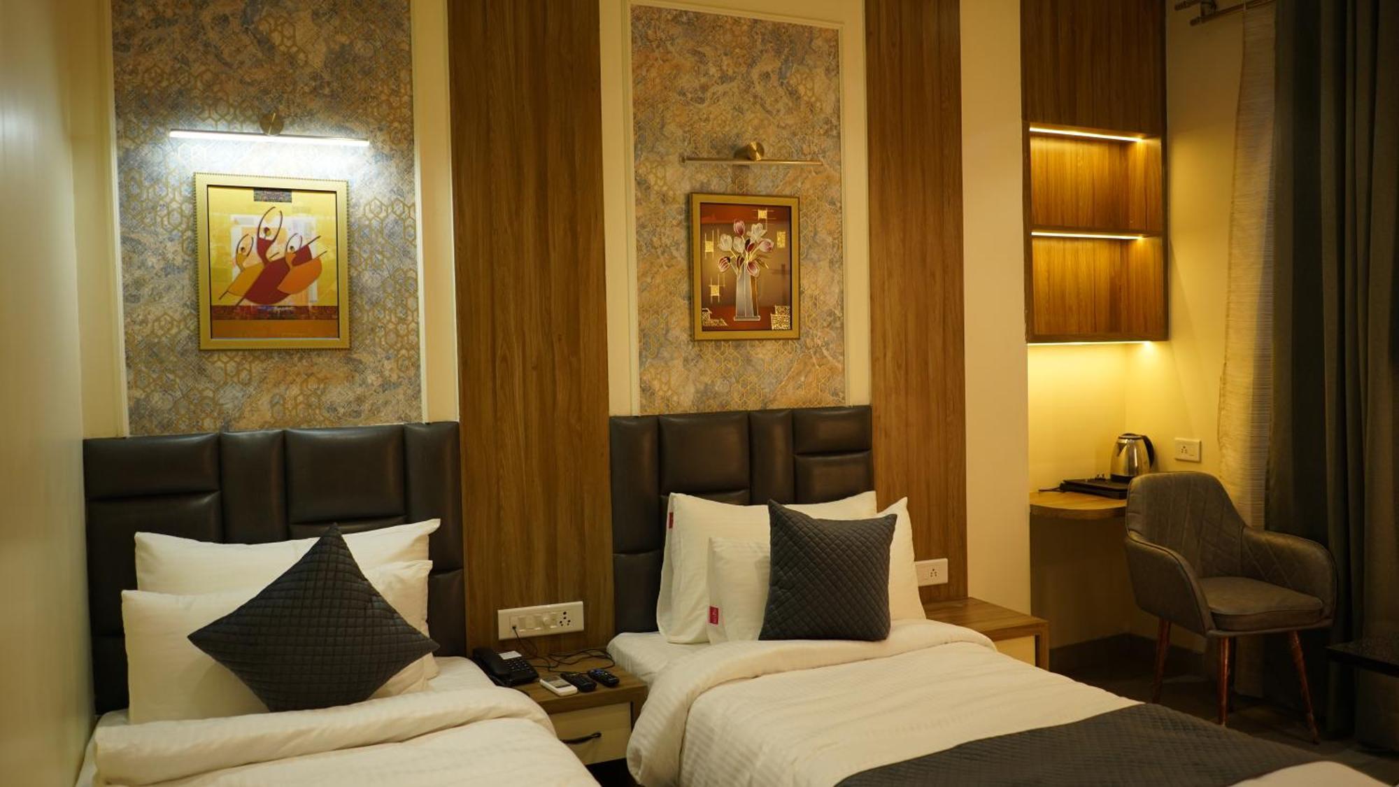 Alīgarh Hotel Silver Pearl מראה חיצוני תמונה